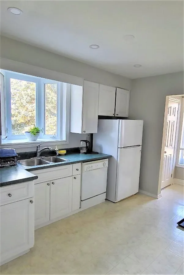 Penzion Queen Bedroom With Private Washroom Near 401, 404, Dvp, Markham, North York, Free Parking Toronto