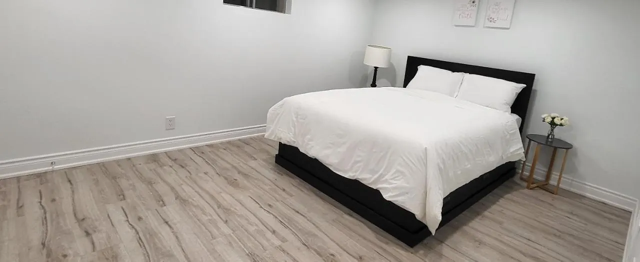 Guest house Queen Bedroom With Private Washroom Near 401, 404, Dvp, Markham, North York, Free Parking Toronto Canada