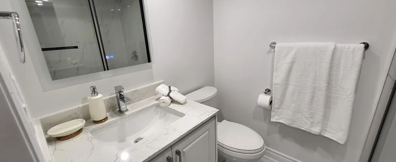 Guest house Queen Bedroom With Private Washroom Near 401, 404, Dvp, Markham, North York, Free Parking Toronto Canada