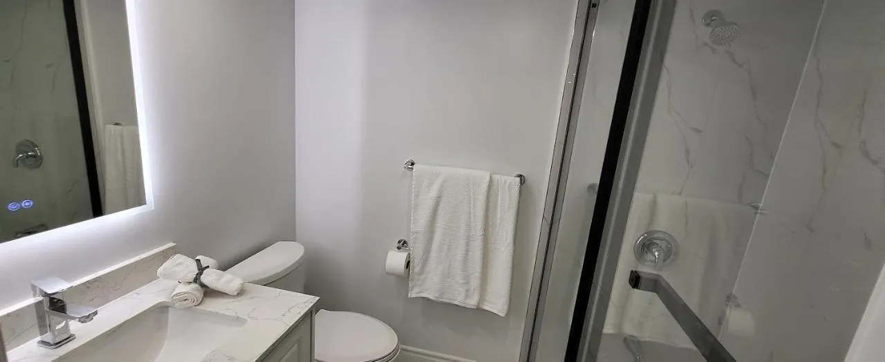 Queen Bedroom With Private Washroom Near 401, 404, Dvp, Markham, North York, Free Parking Toronto