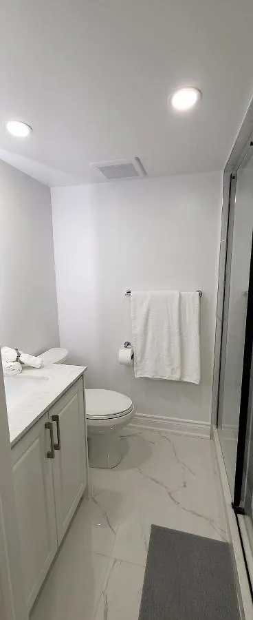 Queen Bedroom With Private Washroom Near 401, 404, Dvp, Markham, North York, Free Parking Toronto Canada
