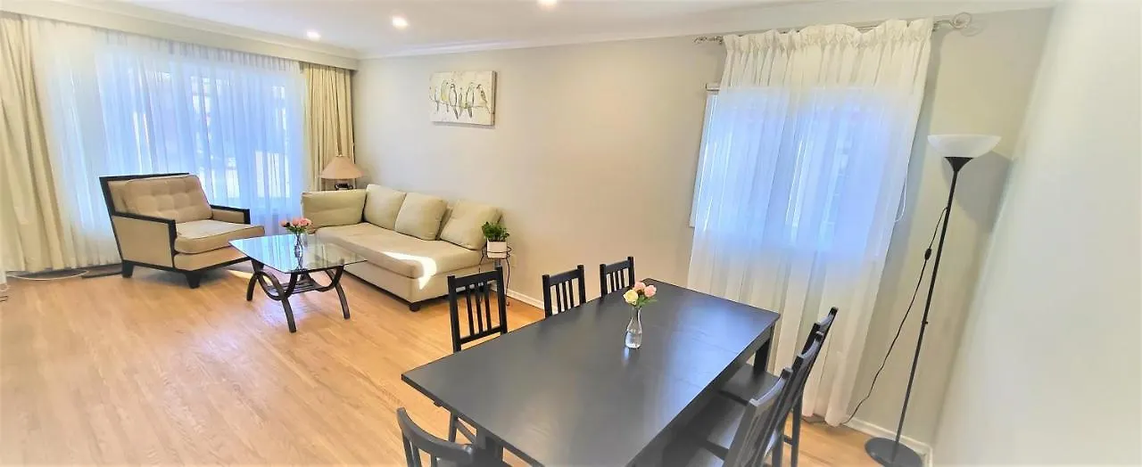Guest house Queen Bedroom With Private Washroom Near 401, 404, Dvp, Markham, North York, Free Parking Toronto