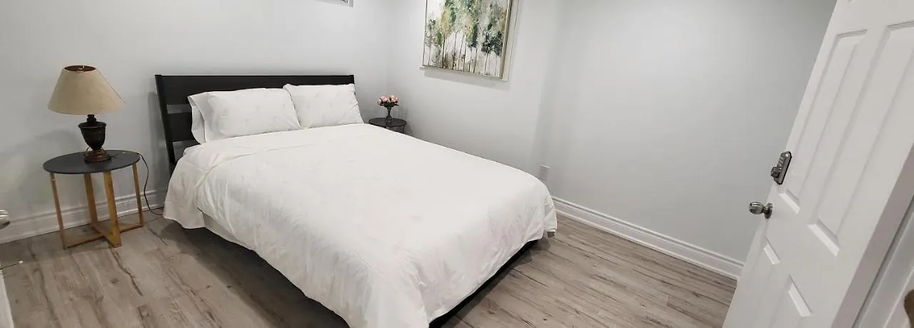 Queen Bedroom With Private Washroom Near 401, 404, Dvp, Markham, North York, Free Parking Toronto Guest house